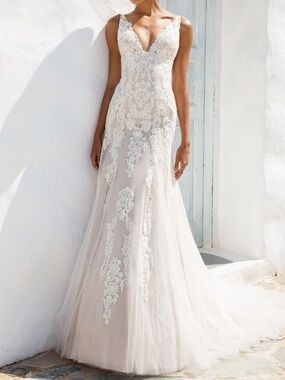 Justin Alexander Illusion Ivory Nude Lace Appliqué V-Neck Bridal Gown